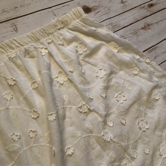 ❗️5/$25❗️Beautiful White Skirt - Picture 2 of 3